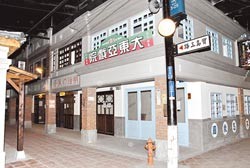 寶島時代村內的老街建築，融合巴洛克混合閩南磚瓦復古建築，並有昔日的戲院。 (圖片來源：中國時報／楊樹煌)