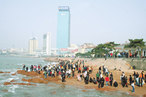 棧橋所在的青島灣海岸線，平日即聚集眾多市民戲水、釣魚，同時也是新人拍婚紗的熱門地點。陳汶彬／攝影