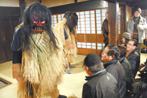 男鹿真山傳承館有年神儀式實際演出，觀眾又愛又怕被嚇。王曉鈴／攝影