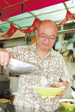 他把小時候阿嬤做的蕎麥麵加以改良，做成口味獨一無二的冰麵。