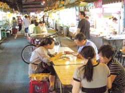 緊鄰汐止運動公園兩側的黃昏市場與觀光夜市，是許多民眾下班打牙祭的好去處，前者設有一五八攤，是汐止最大傳統市，後者在中間走道貼心設置座位區，民眾不用徒步打牙祭（圖，潘杏惠攝），六家素食攤位進駐，讓喜愛吃素食料理的饕客更有口福。