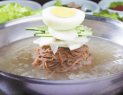 冷麵 採用蕎麥麵搭配牛骨高湯、白蘿蔔片、水梨片及小黃瓜，風味清甜爽口。（