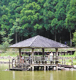 明池湖面上的池上亭，是《福氣又安康》劇中男女主角一起放鴿子的地點