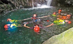 ▲在終點的梅花瀑布前，大家牽成一個大車輪、漂浮在深潭上非常舒服。攝影  趙雙傑