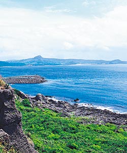 ▲落山風吹走塵埃，秋天的墾丁天空特別藍。攝影  陳志東