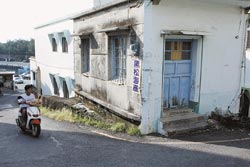 范逸臣騎車送信時都會經過黑松海產店，這家海產店新鮮便宜又好吃。