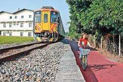 ▲二水自行車道號稱「鐵道追風線」，可與集集線小火車尬車，感覺很威風。攝影  張鎧乙