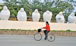 ▲峨眉環湖單車路線會經過天恩彌勒佛院，會看到彌勒佛多樣的表情。攝影  劉宗龍