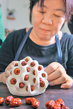 ▲馬家饅頭的老闆娘宋菊年，天生擁有一雙巧手，挑麵插棗，做棗餑餑20分鐘就完成。攝影  鄧博仁