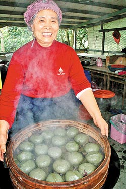 珍「粿」私房菜▲土城承天禪寺前「客家私房菜」賣的草仔粿，餡多飽滿。攝影  陳汶彬