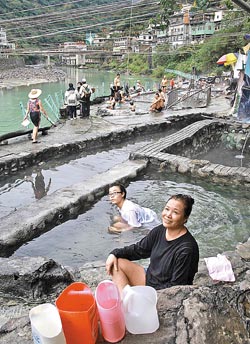 ▲來泡烏來野溪溫泉的遊客，男女老少都有。攝影  王曉鈴