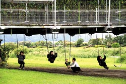 津梅棧道殊景　▲津梅棧道連接宜蘭河濱公園兩岸，橋下有鞦韆供遊客玩耍。攝影  王曉鈴